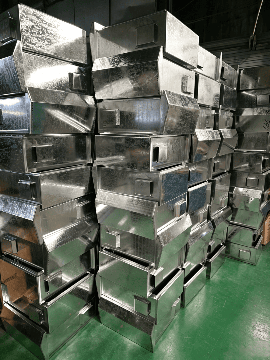 De la chapa galvanizada a la caja terminada: Fotos reales del taller de chapa de Ouyue Electric, que revelan el proceso de montaje de la caja de distribución de acero inoxidable antes de la pulverización