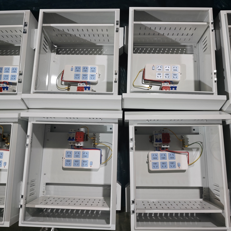 Fotos reales de producción en masa de la caja de distribución a prueba de lluvia para exteriores de Ouyue Electric: una visualización del proceso completo desde la carcasa de chapa hasta el ensamblaje completo de la máquina