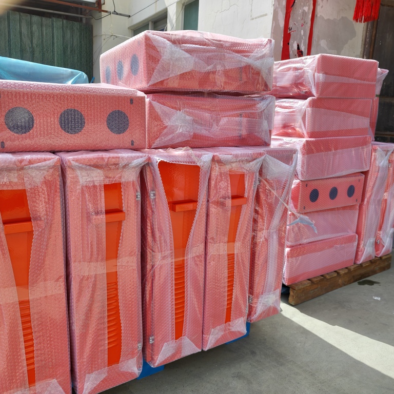 Las cajas de distribución de color naranja brillante de Ouyue Electric están disponibles simultáneamente en los Estados Unidos: un modelo de advertencia pequeño y un modelo portátil de tamaño mediano están empaquetados en el mismo lote. Las etiquetas de seguridad y el diseño portátil son compatibles con las condiciones de trabajo en Norteamérica.