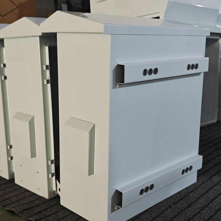 ¿Cómo se puede solucionar el problema de la difícil ocupación del suelo para los pilotes de carga urbana? La caja de distribución de acero inoxidable montada en la pared se instala fuera del suelo para liberar espacio en el suelo.