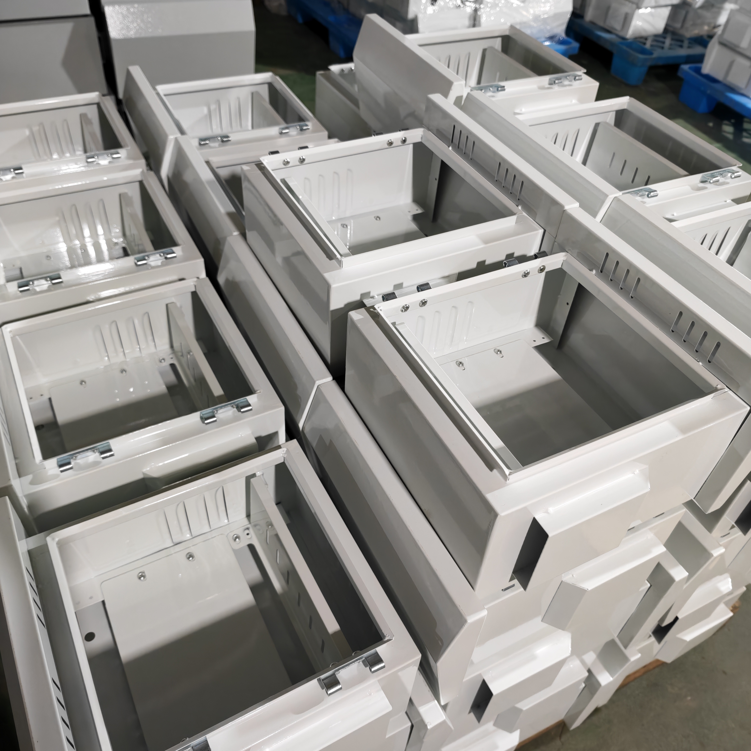 Las cajas de monitoreo a prueba de lluvia para exteriores de Ouyue Electric se están ensamblando en lotes y están a punto de enviarse a Brasil.