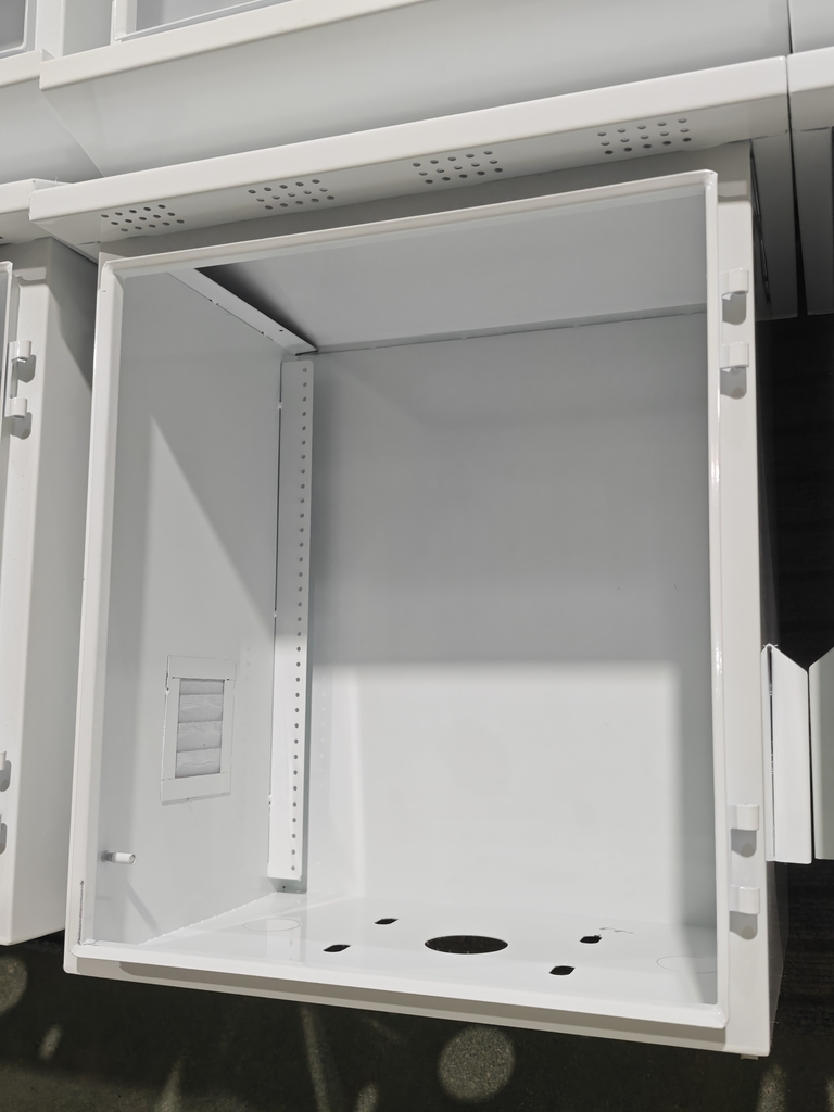 Caja de distribución de acero inoxidable con capota para lluvia y ventilación a prueba de insectos